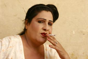 Pakistansk evnukk tar seg en sigarett. 