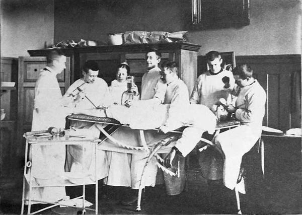 Medisinske studentar øver på operasjon, Ullevål sjukehus, Kristiania (Oslo),...