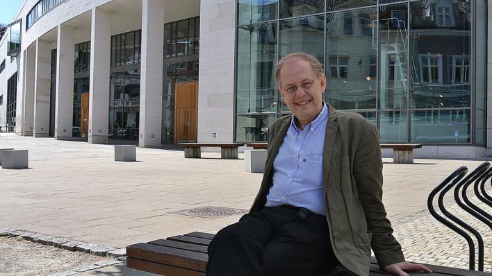 Bilde av Gunnstein Akselberg utanfor Studentsenteret