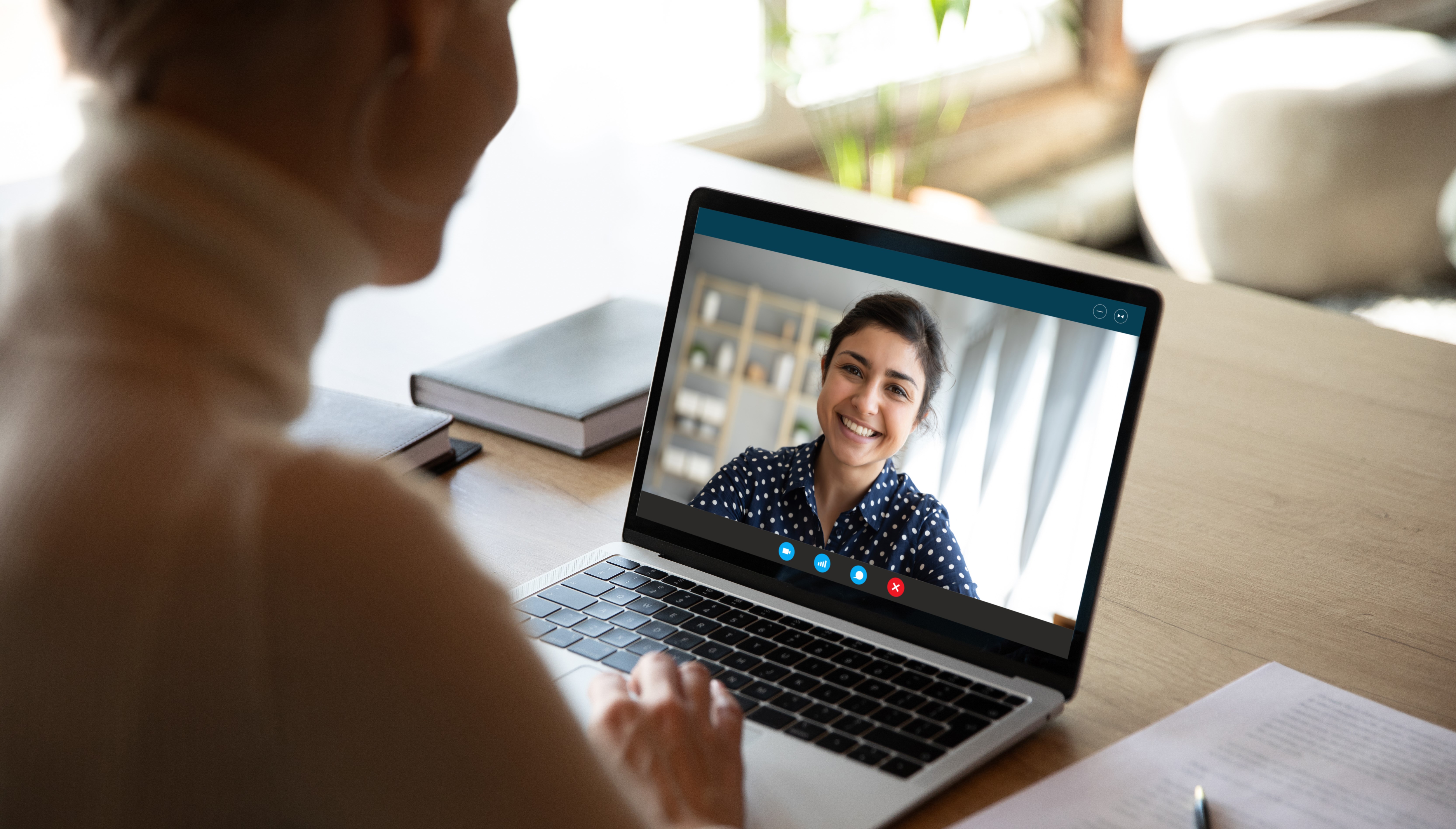 Общение по видеосвязи с женщинами. Переговоры по видеосвязи. Виртуальное общение. Занятие по видеосвязи. Общаться по скайпу.