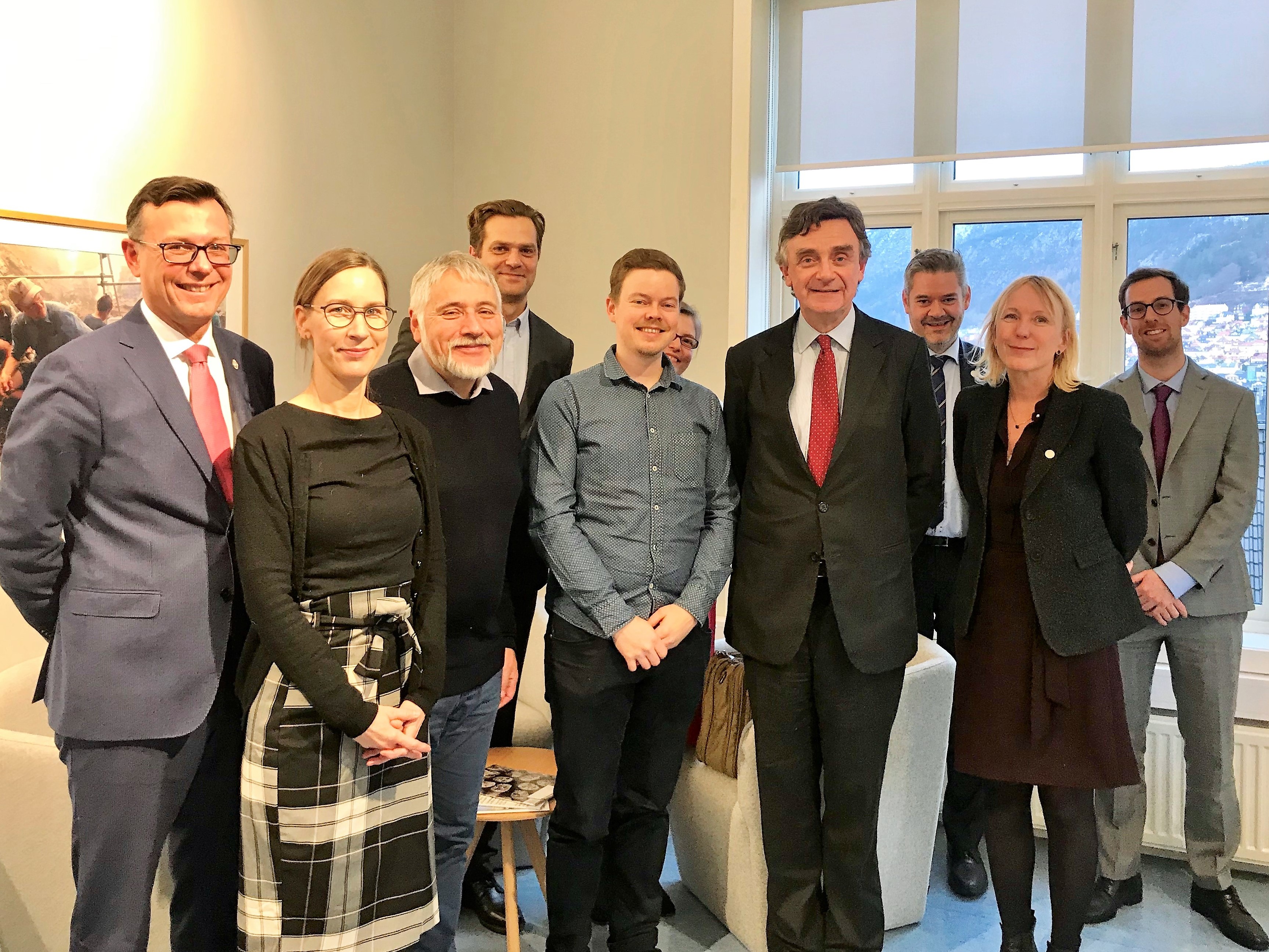 Rus pornosi: Ogil ota-onasini ushlaydi