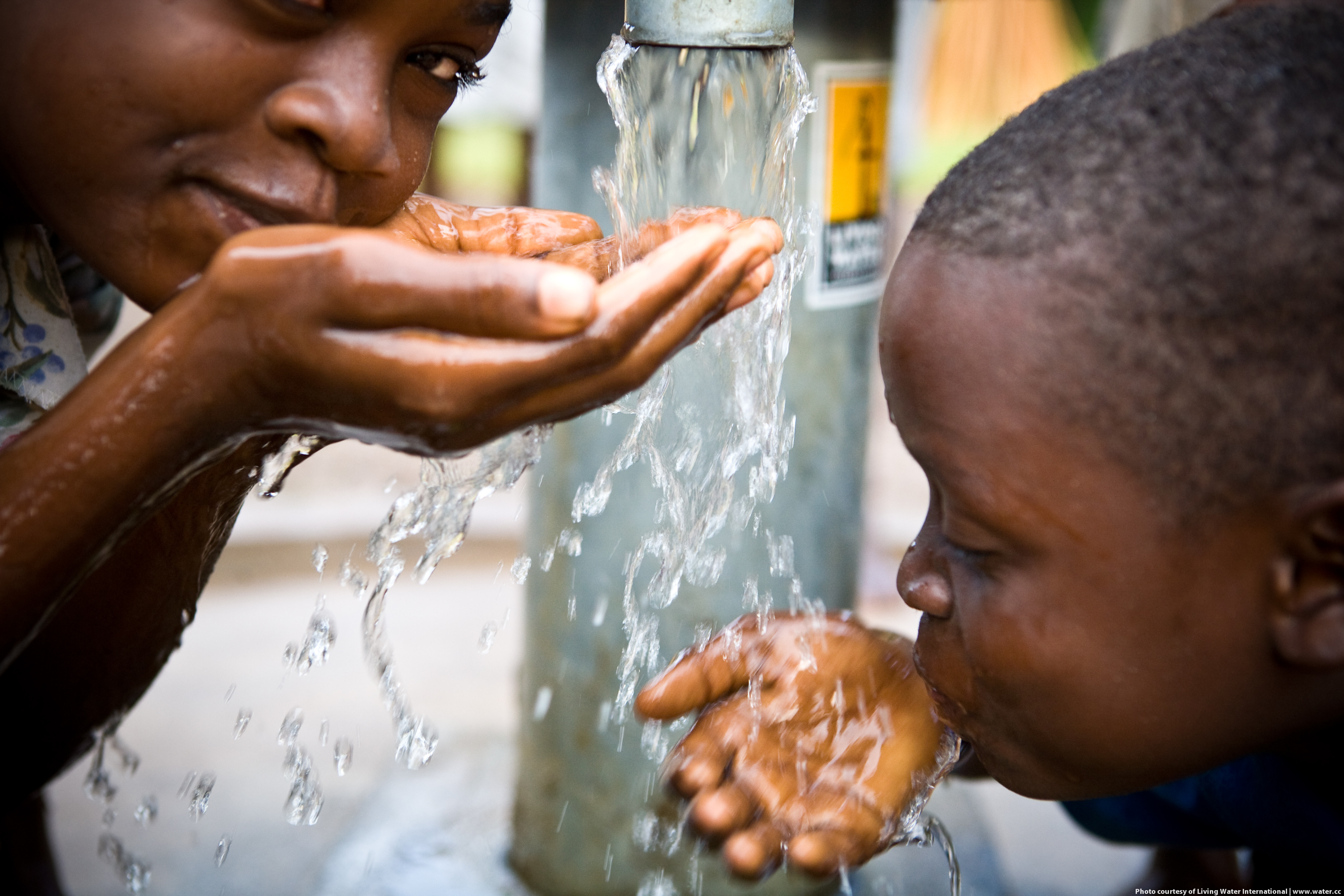 В африке нет воды возьми. Африканские дети пьют воду.