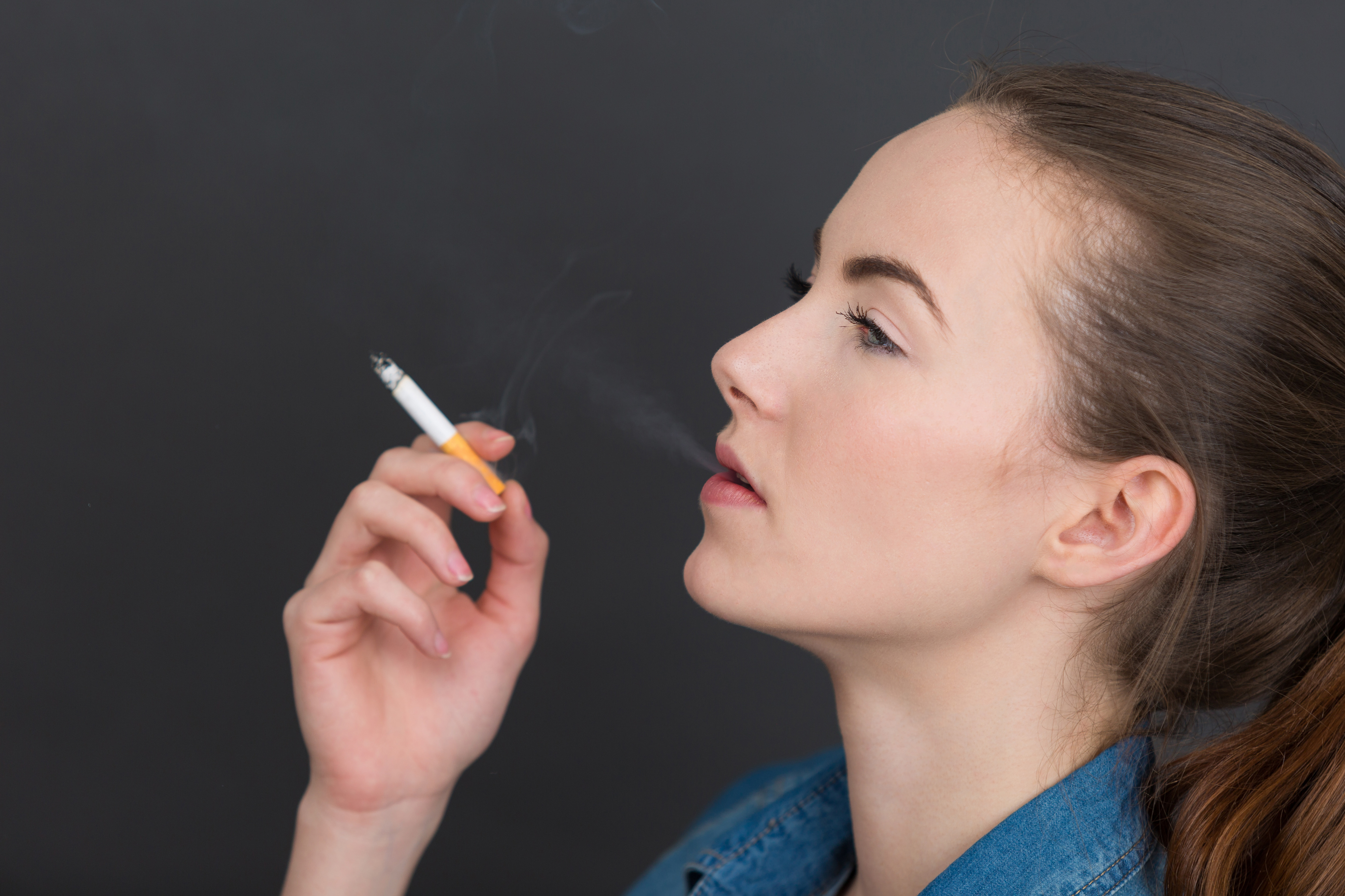 Красивая молодая девушка курит. Нина сейерс smoking. Курящие девочки видео. Подруги с сигаретами. Курение красиво.