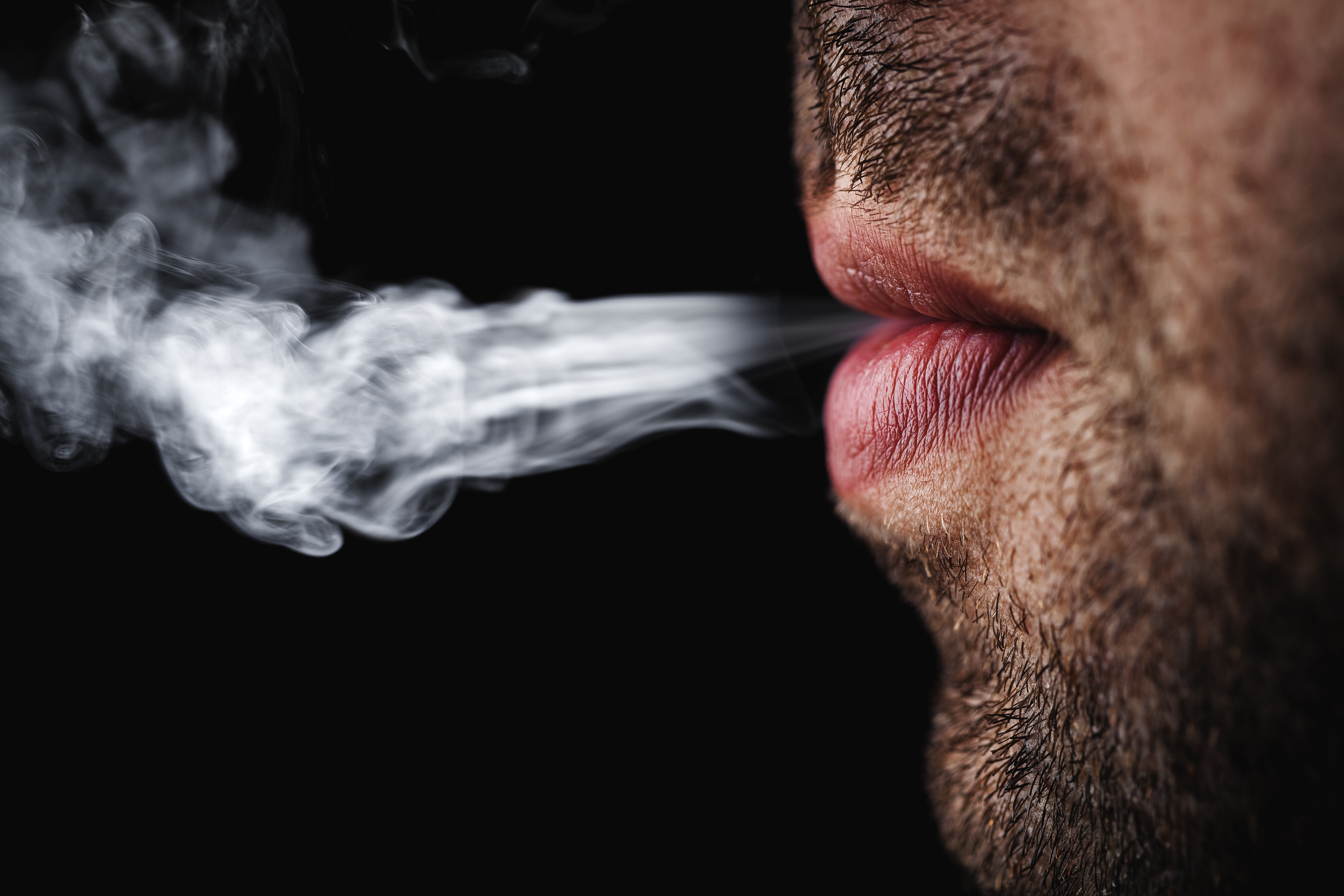 Течет вода изо рта. Дым сигарет. Сигаретный дым изо рта. Пар изо рта. Дым от сигарет изо рта.