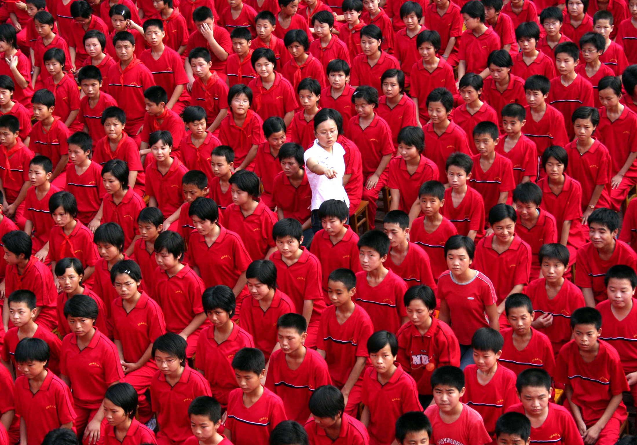 Почему все люди одинаковые. Толпа китайцев. Жители Китая. Одинаковые люди. Толпа одинаковых китайцев.