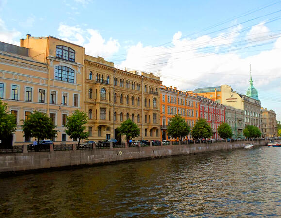 Bilde av bygninger og elv i St Petersburg