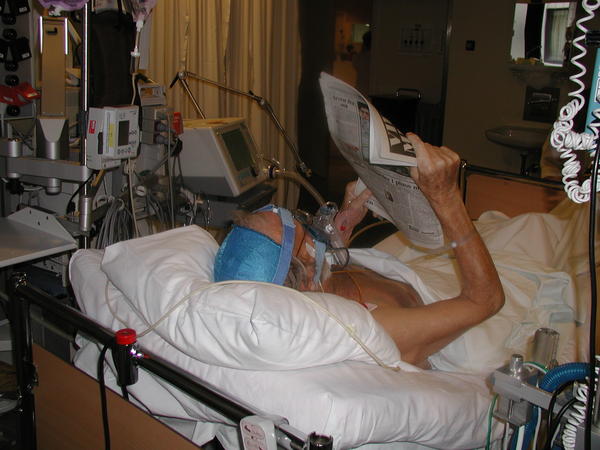 CPAP hos en eldre pasient som koser seg med morgenavisen