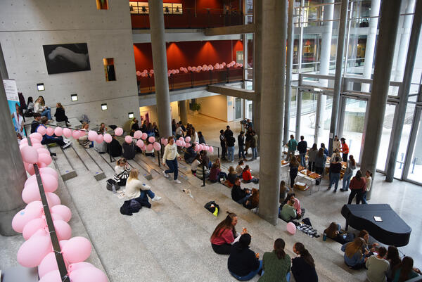 akuttmedisinsk fagdag bilde av trapp med studenter som spiser lunsj