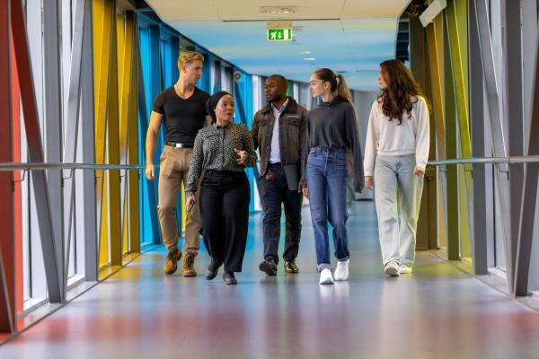 illustrasjonsbilder av studenter på det medisinske fakultet som går i glassgang