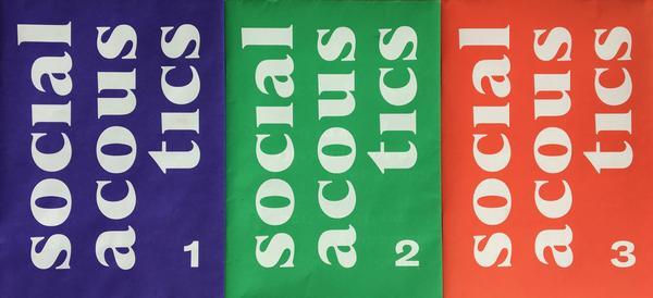 Social Acoustics skrevet i hvit mot tre ulike fargebrakgrunner: Blått, grønt og rødt.