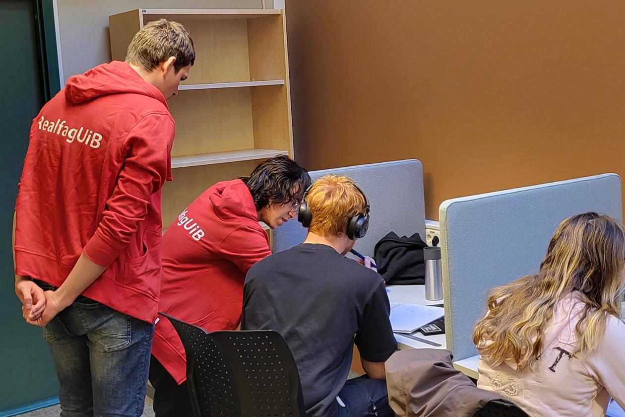 Veiledere og studenter på mattestuen