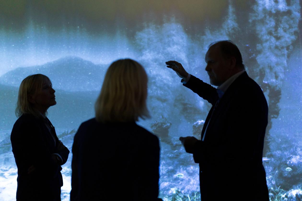 Professor Rolf Birger Pedersen forteller om arbeidet på dyphavet til UiB-rektor Margareth Hagen og forsknings- og høyere utdanningsminister Sigrun Aasland.