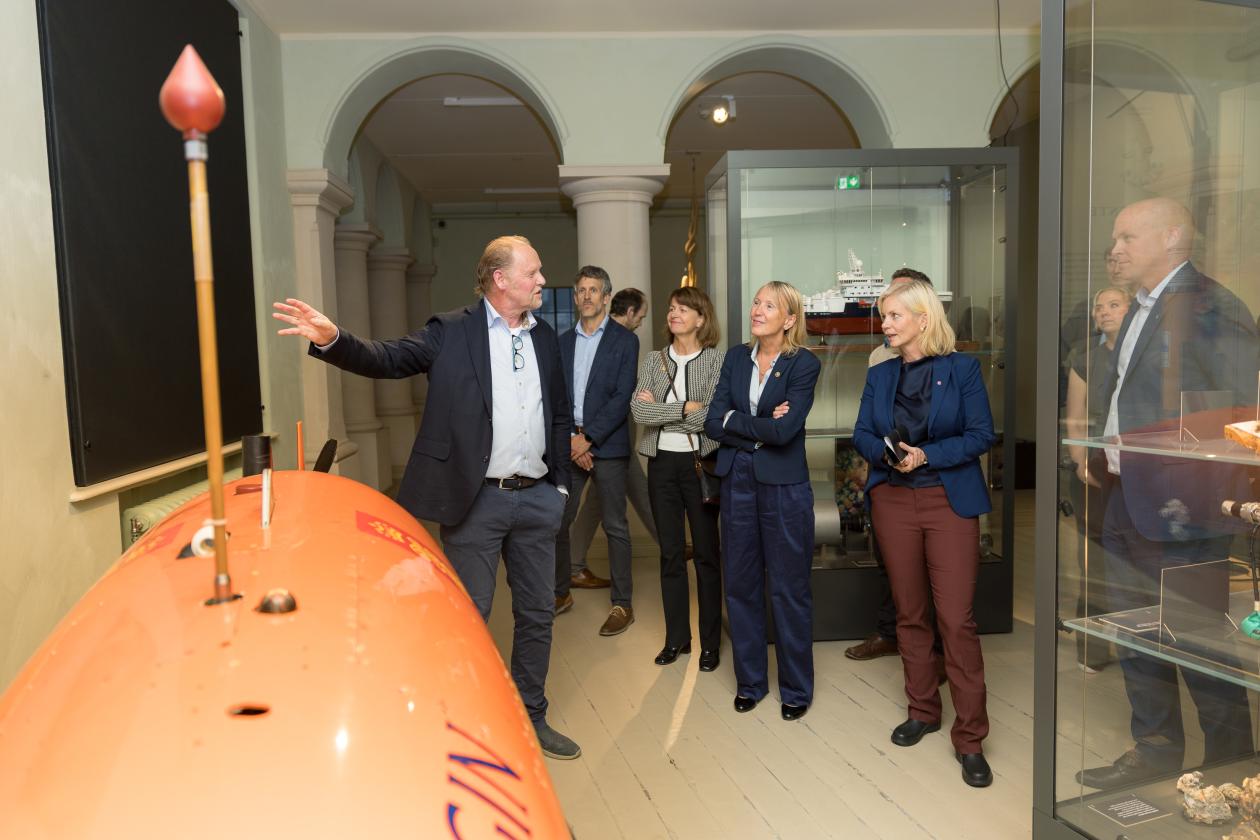 Rolf Biger Pedersen forteller om dyphavet til statsråd Aasland, Kongsberg Discovery, rektor, sokkeldirektoratet ++ 