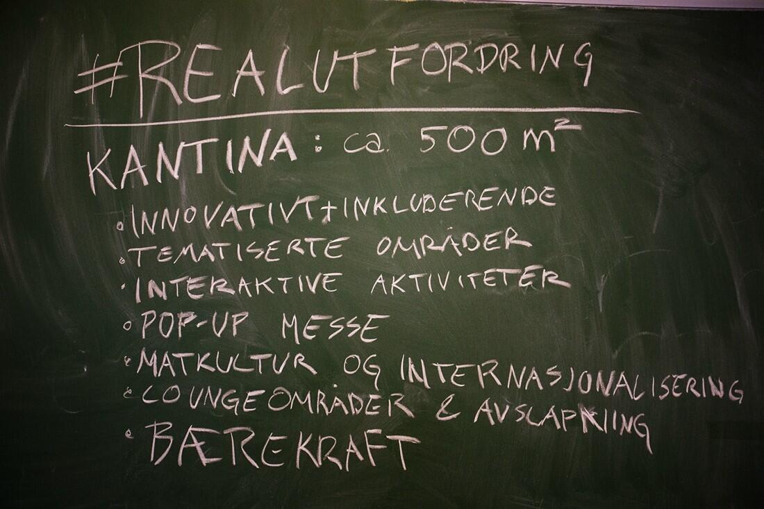 #Realutfordring: Oppgaveteksten oppsummert på tavlen.