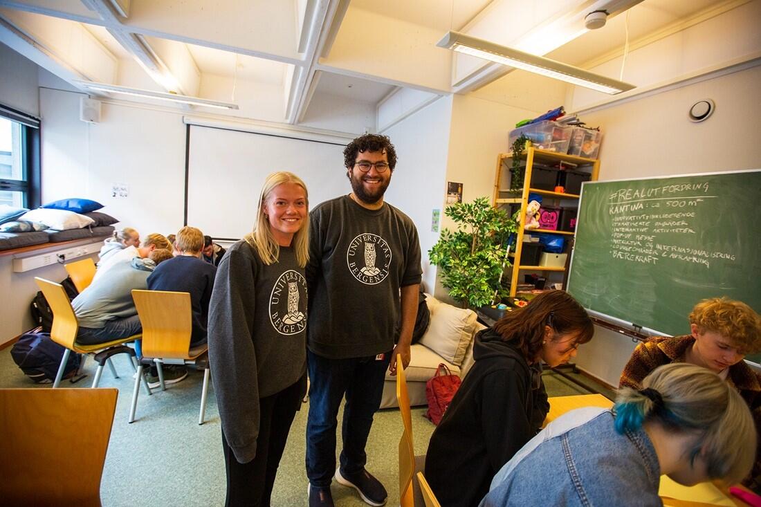 Imponert: Mentorene Sigrun Bakke Røde og Oscar Dos Santos Kvalsvik er imponert over de ferske studentenes gode samarbeid.