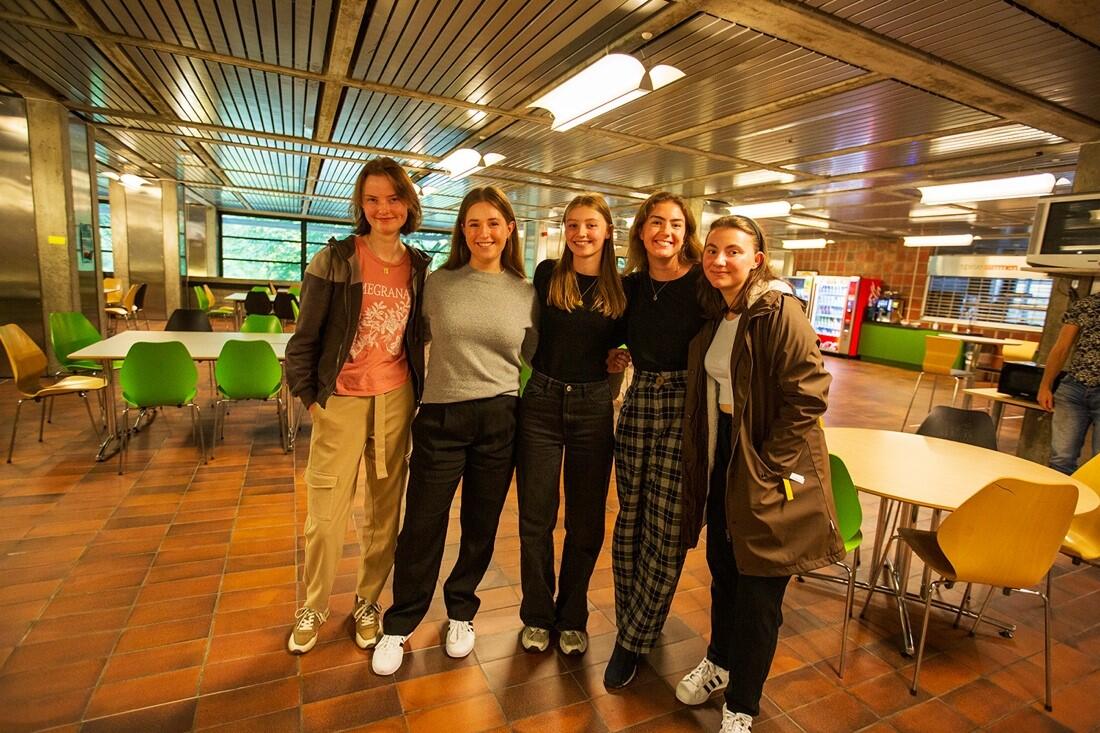 Frisker opp: Molekylærbiolog-studinene er glad for at de får ta del i arbeidet med å fornye lokalene.