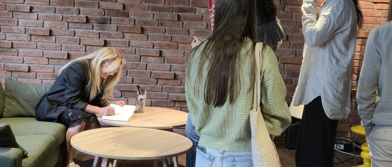 Marit Eikemo signerer bøker.