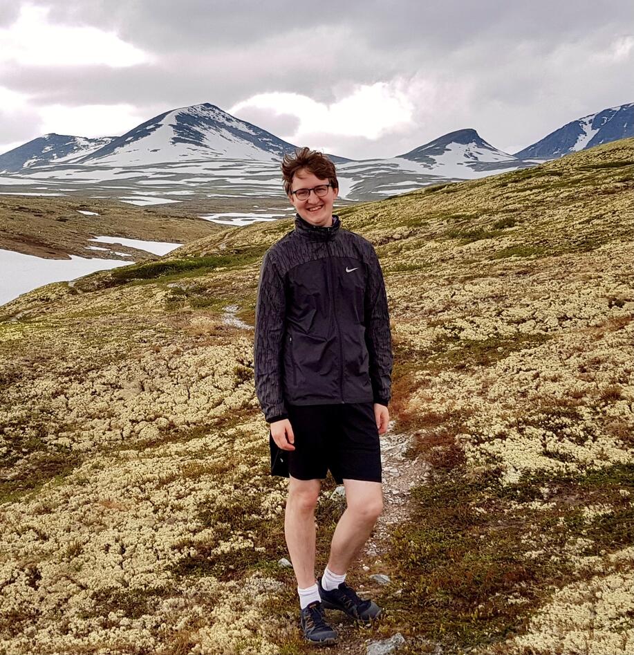 Hefigurbilde av Brandt med snødekte fjell i bakgrunnen