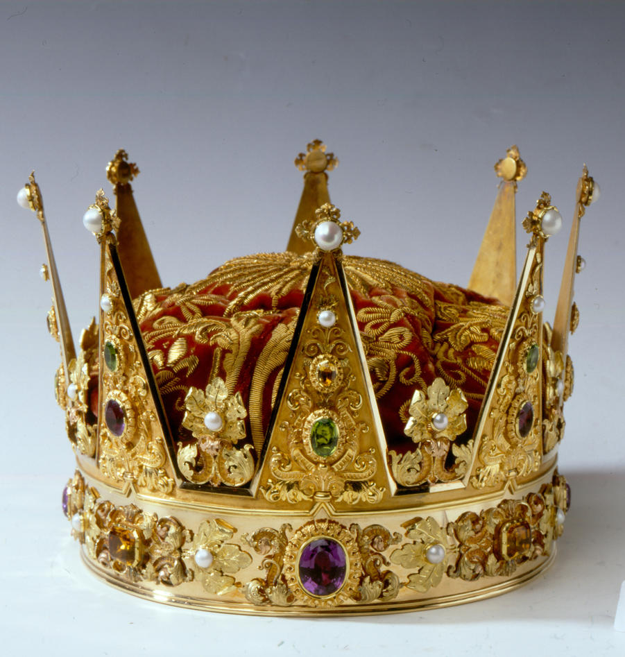 Den norske arvefyrstekronen fra 1846 er prydet med norske elvemuslingperler. Hver av de åtte takkene i kronen har en stor perle ytterst, og i tillegg er det brukt 24 mindre perler. Kronen var tiltenkt daværende kronprins Carl, men ble aldri brukt. 