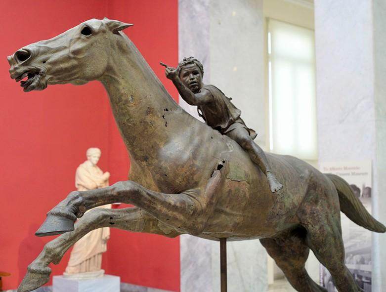 Statue av en hest fra Det arkeologiske nasjonalmuseet i Athen