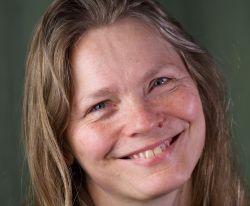 Bettina Flater smiler mot kamera