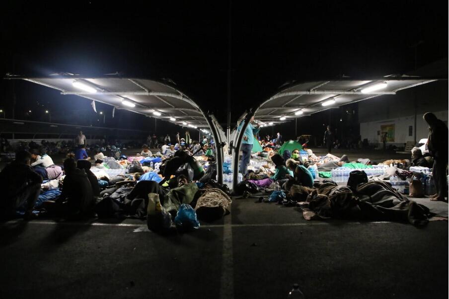Natt til 8 September 2020, brant Moria-leiren, Europas største flyktningleir ned, og mer enn 12 000 mennesker ble hjemløse. Flyktningene som ble evakuert ut av den brennende Moria-leiren måtte ta til Lesvos’ gater for å finne husly.
