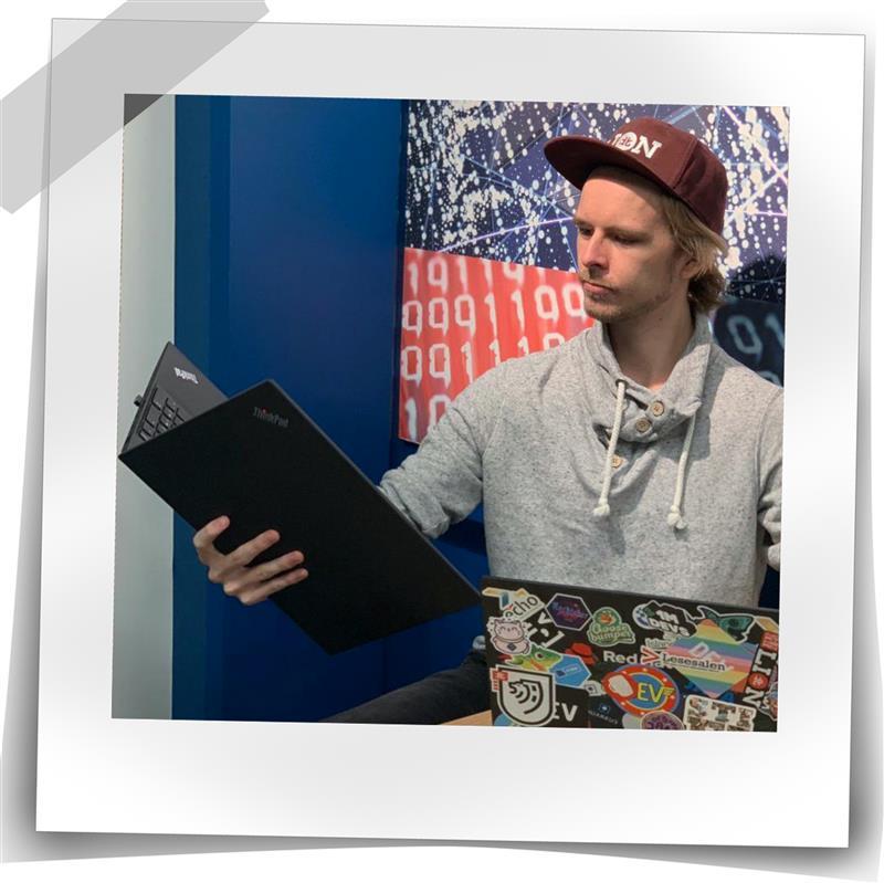 Mann som holder en PC som en bok