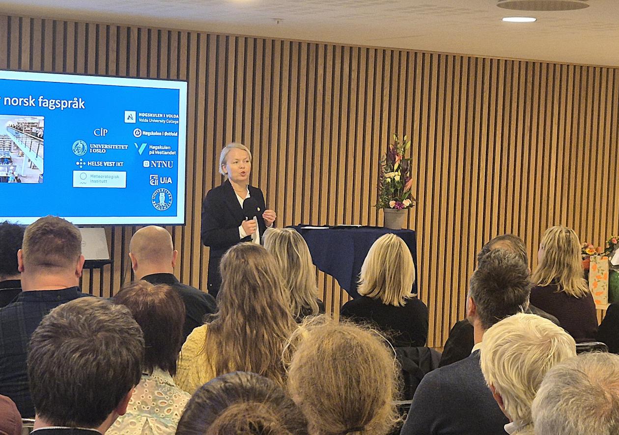 Dekan Camilla Brautaset holder tale.