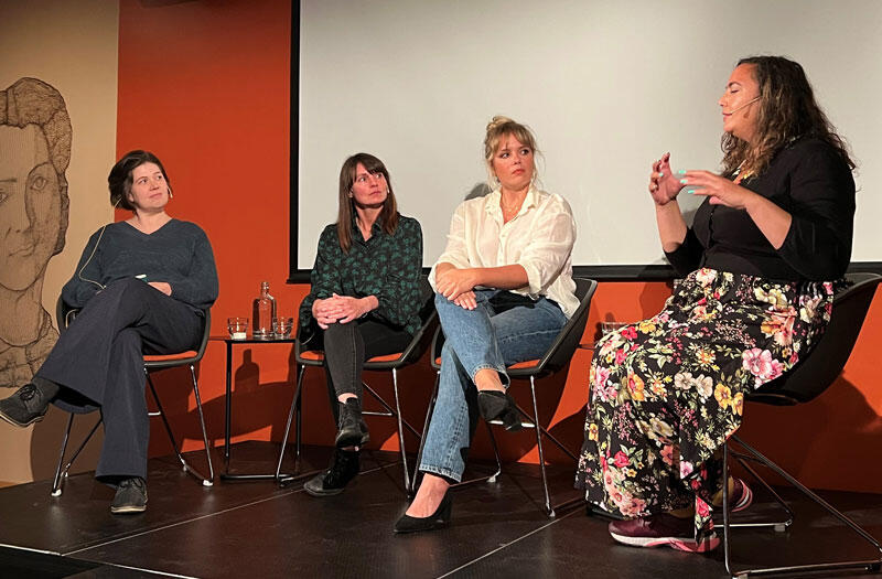 Fire kvinner debatterer på scena på Litteraturhuset i Bergen