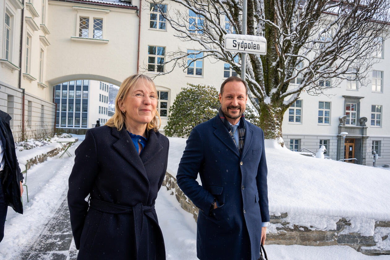 Kronprins Haakon sammen med UiB-rektor Margareth Hagen på Sydpolen, utenfor Geofysisk institutt.