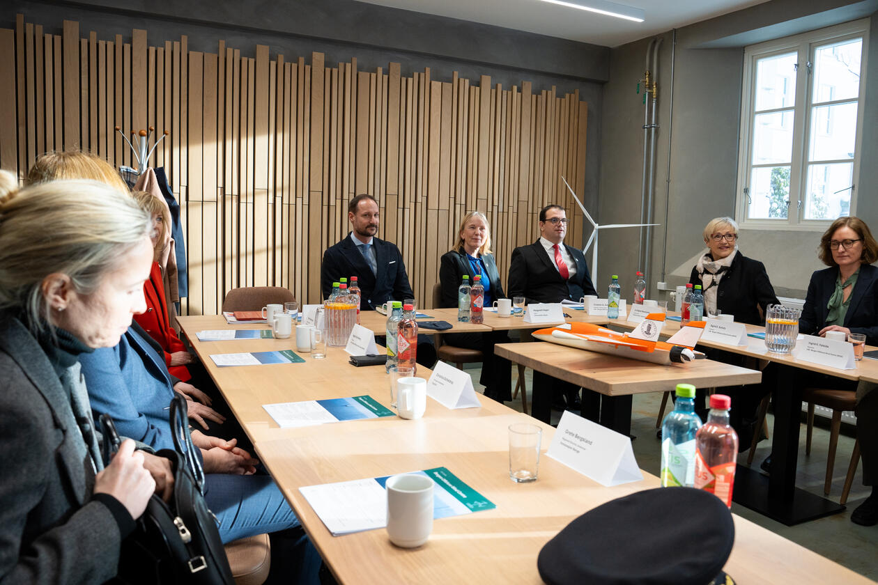 Kronprins Haakon kom sammen med bergensordføreren og statsforvalteren i Vestland, samt representanter fra Equinor, Innovasjon Norge og politiet.