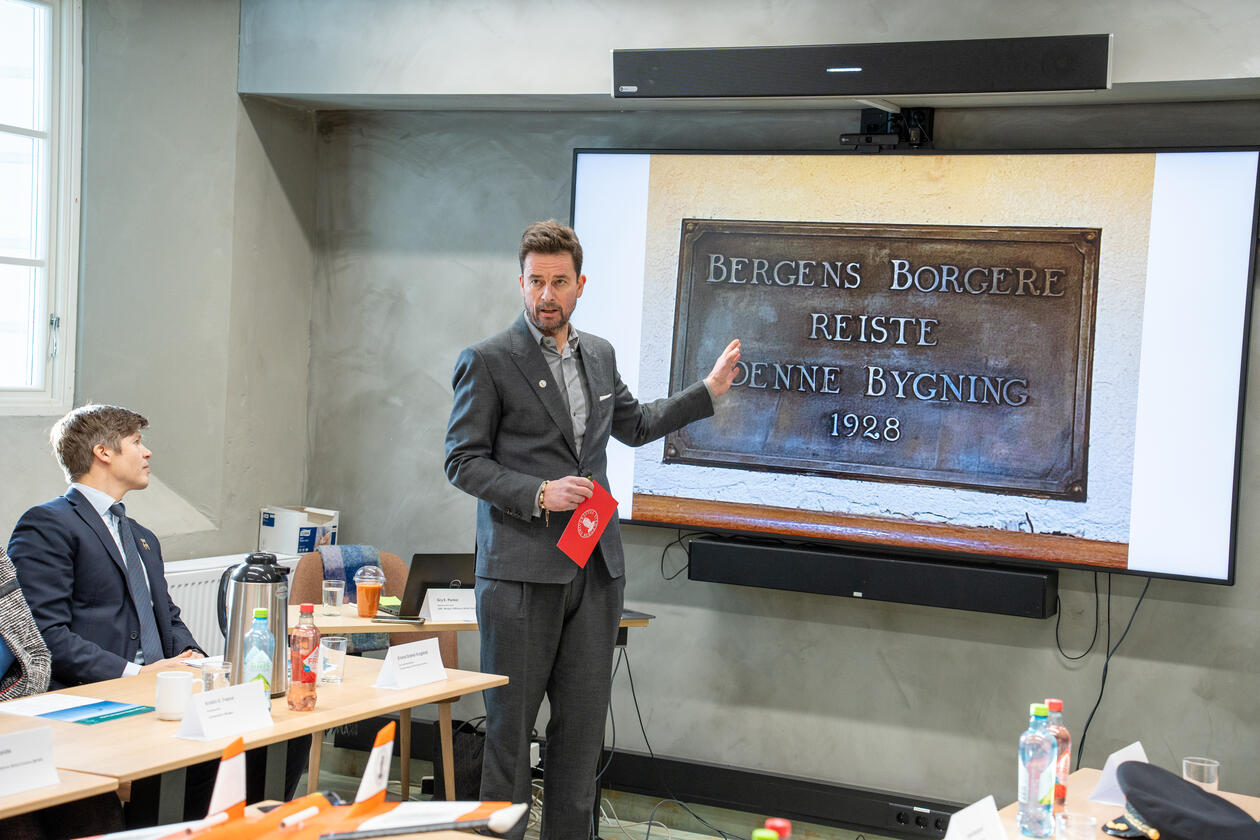 Instituttleder ved Geofysisk institutt, Tor Eldevik, ønsker kronprinsen velkommen.