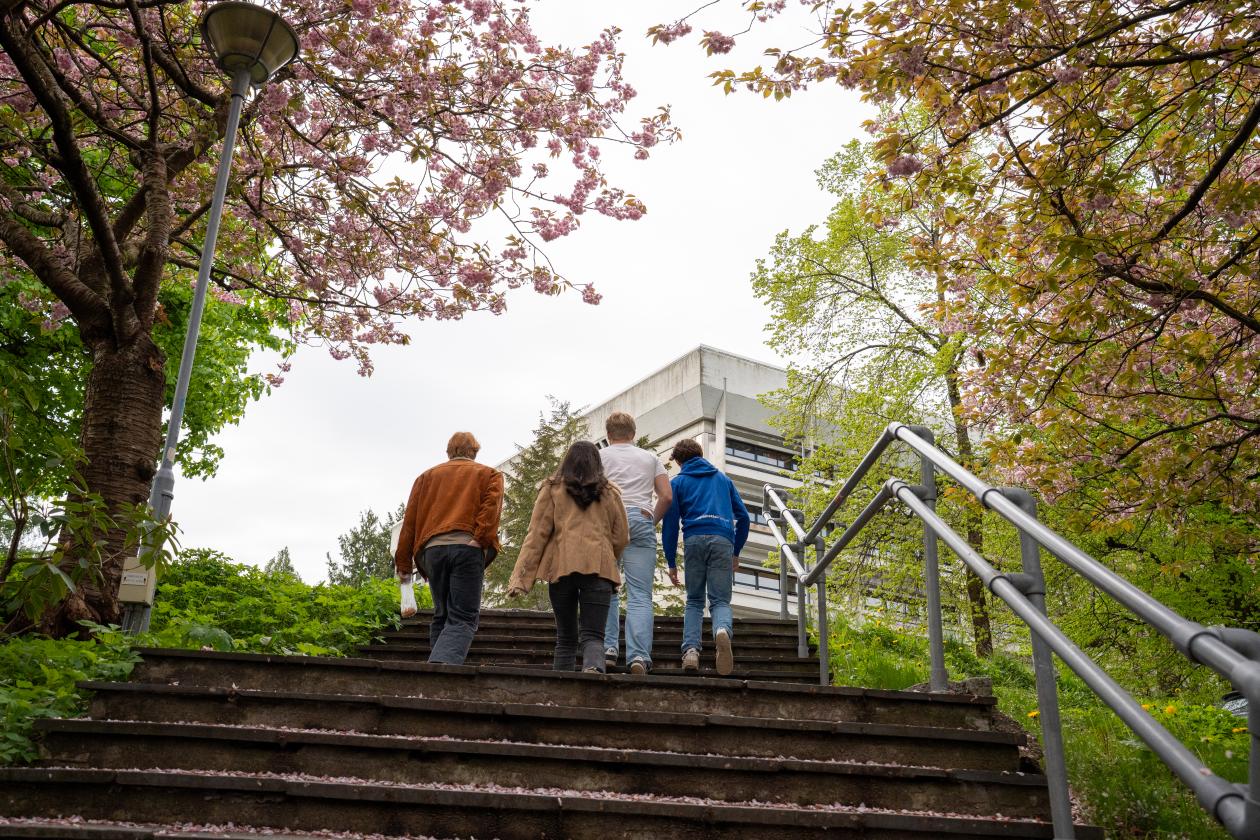 Studenter går opp trappene mot Realfagbygget