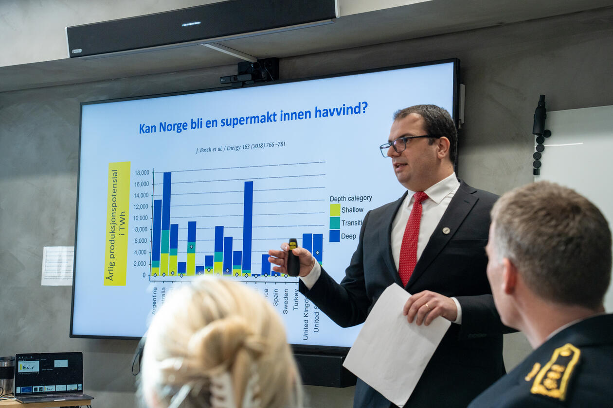 BOW-direktør Cristian Gebhardt presenterer Bergen Offshore Wind Centre