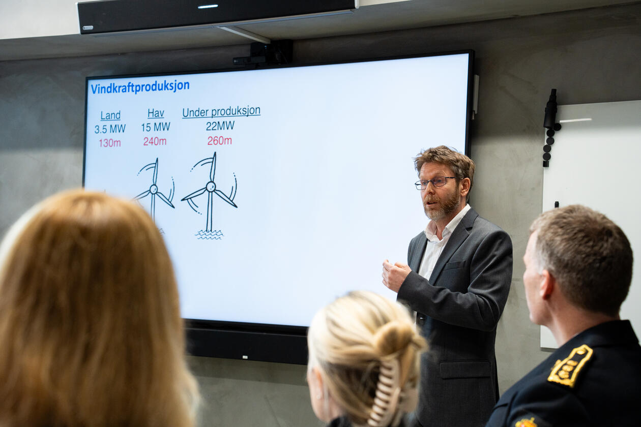 Professor Asgeir Sorteberg ved sin innføring i vindkraftproduksjon.