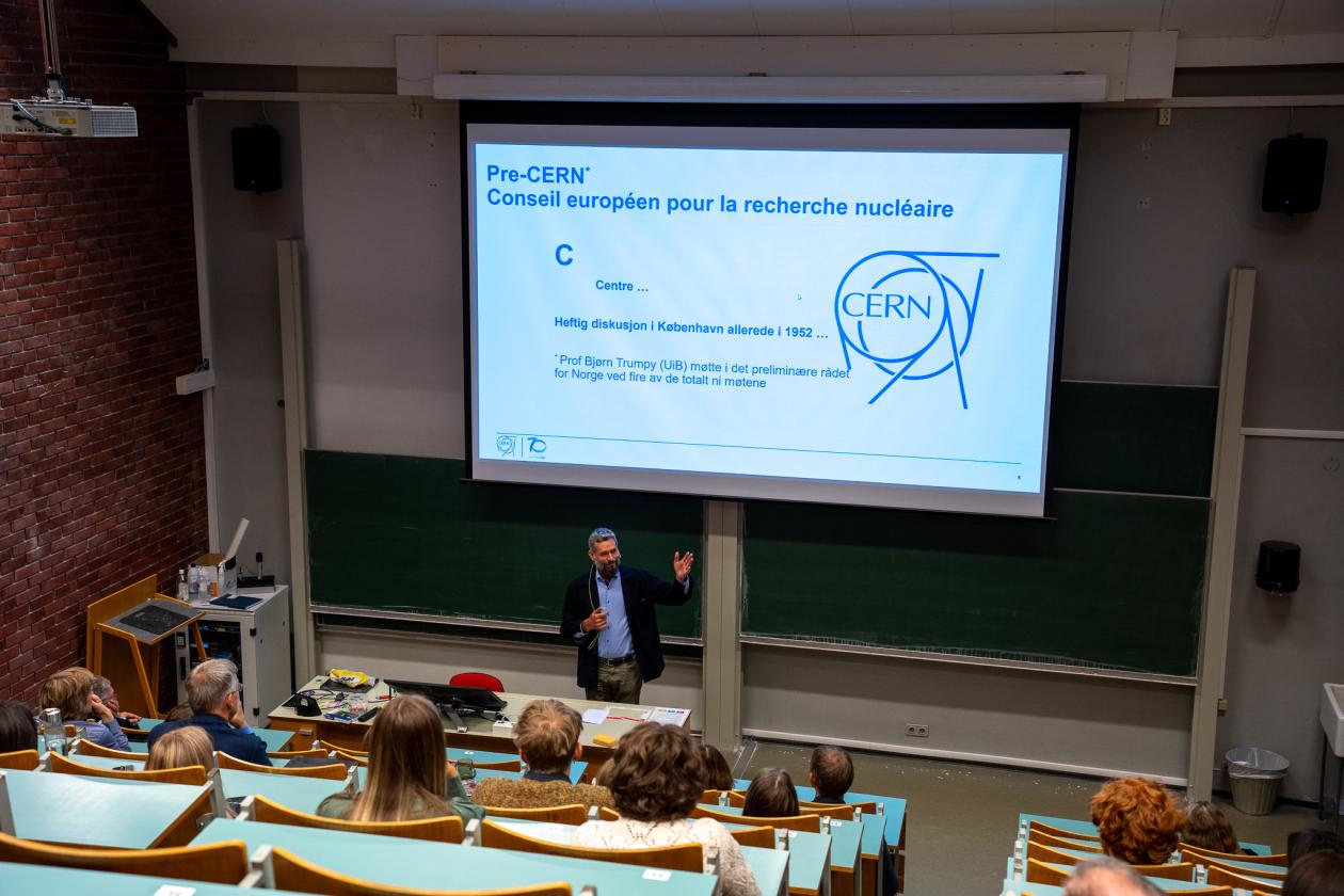 CERN-bibliotekar, Jens Vigen, ga en engasjert introduksjon om CERN i norsk perspektiv.