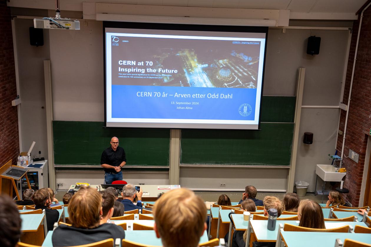 Professor Johan Alme ga et innblikk i CERN-pionerenes arbeid, og UiBs rolle i det hele.