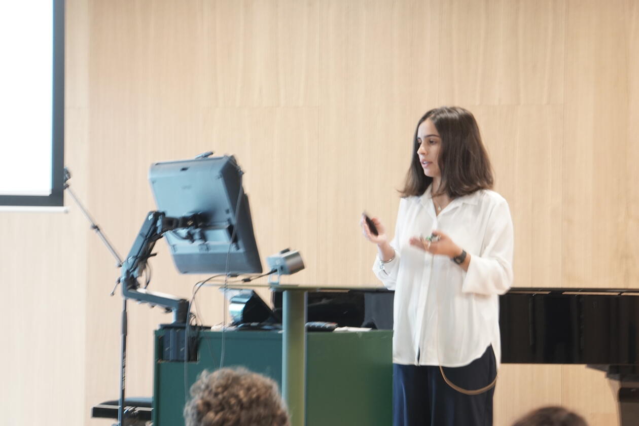Francisca Gaifem presenterer oppgaven sin i Studentkonferansen