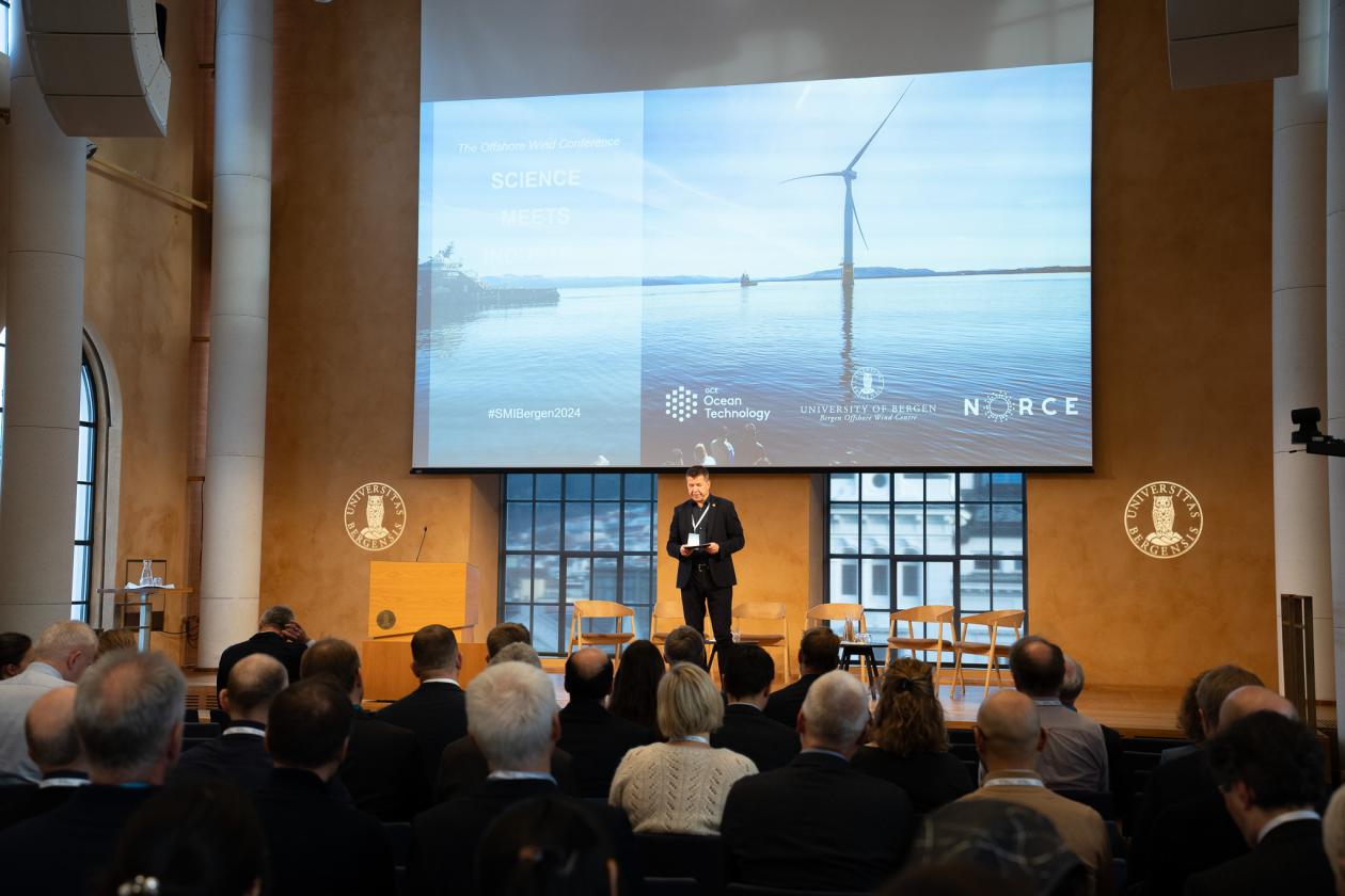 Viserektor Gottfried Greve holder den innledende talen.