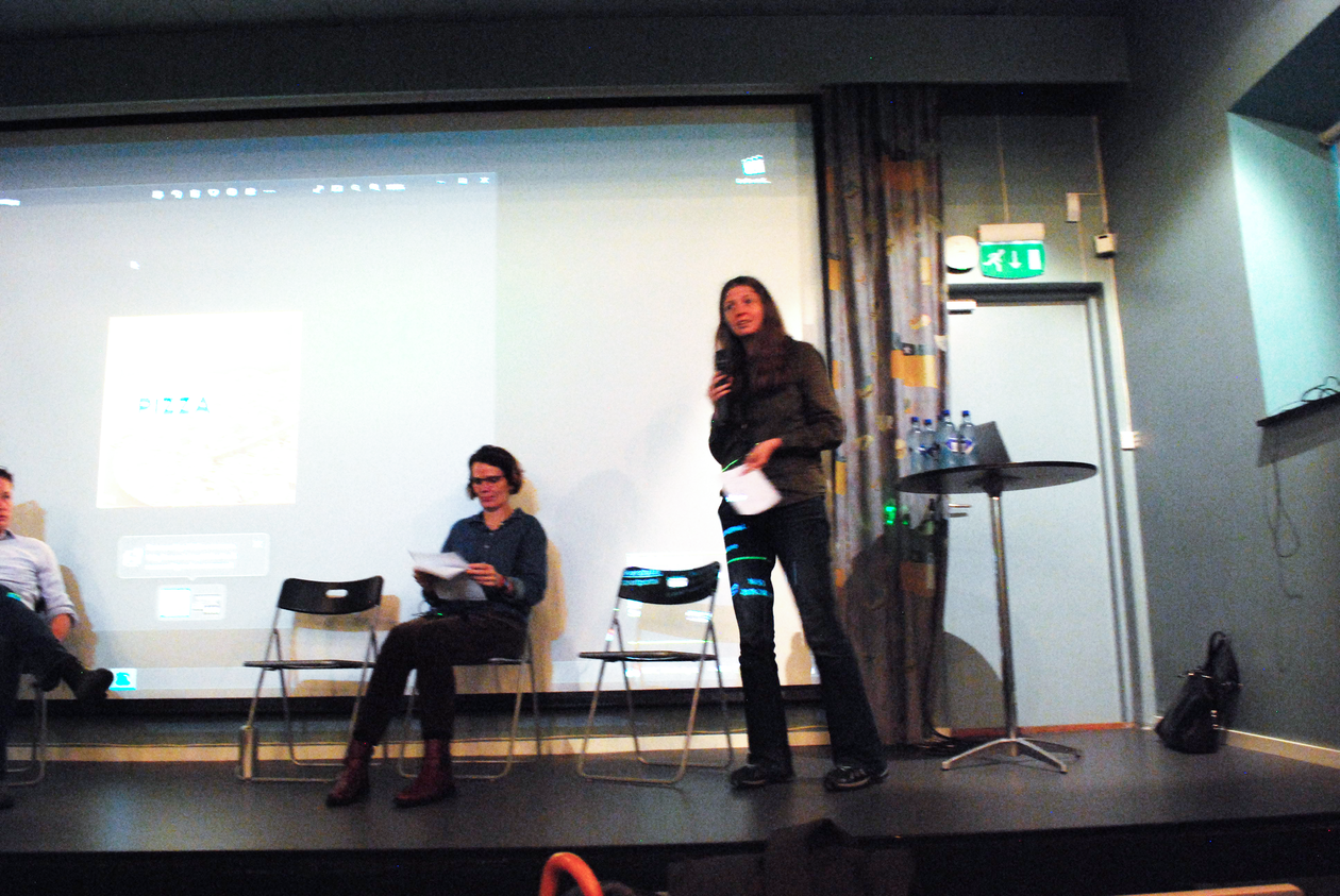 Arkeologiprofessor Daniela Hofmann holder innlegg på AHKR-dagen