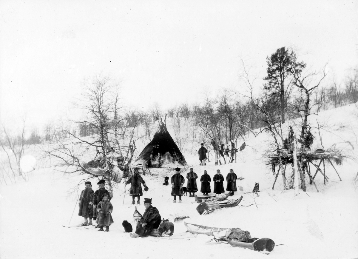 Fotografi av en sameleir i fjellene over Sandnes, Sør-Varanger 1897