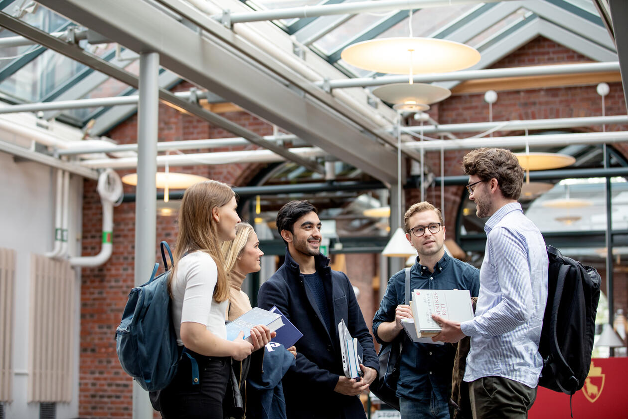 Studenter snakker sammen på campus på UiB.