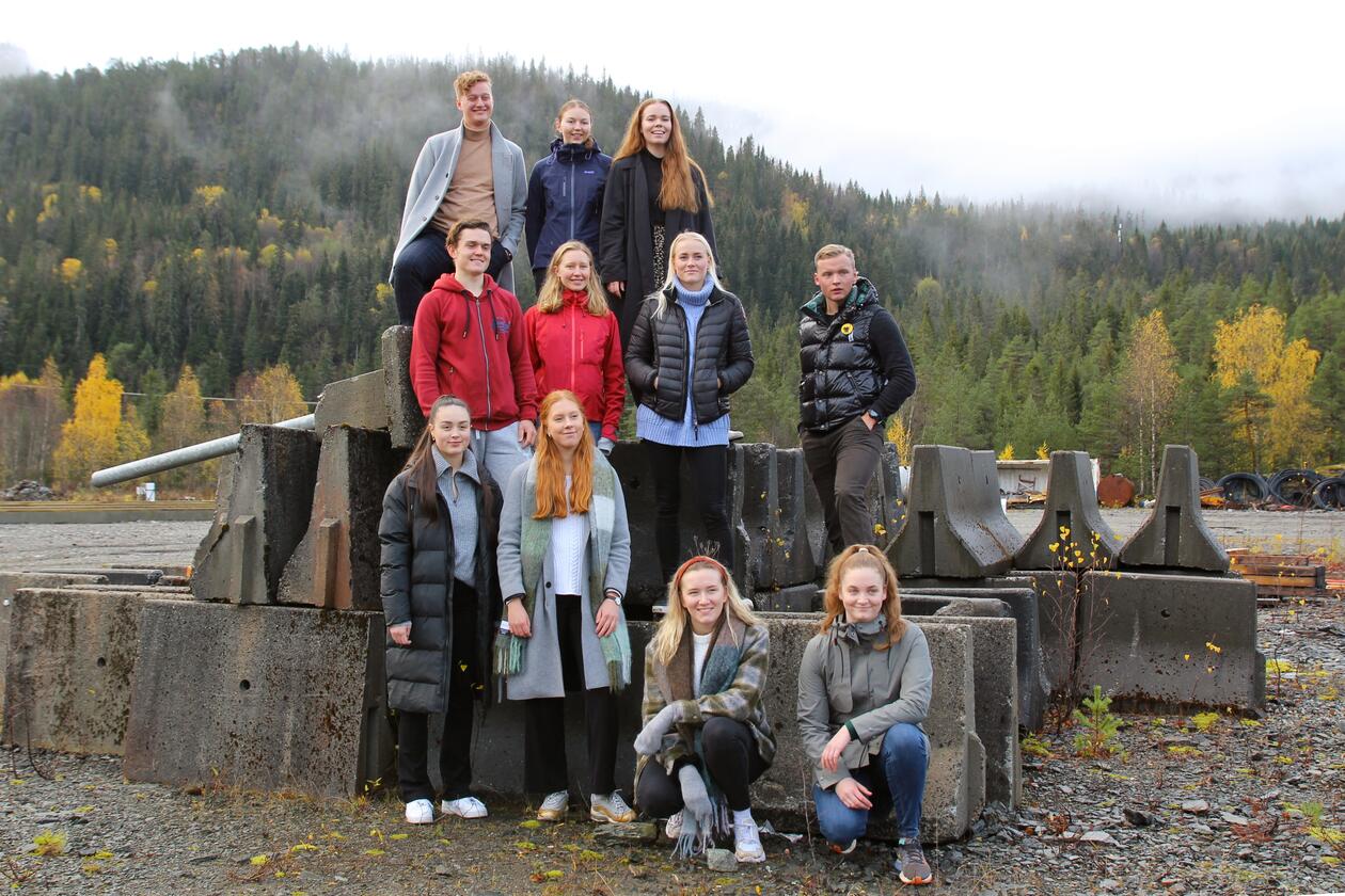 Gruppe med studenter foran et fjell