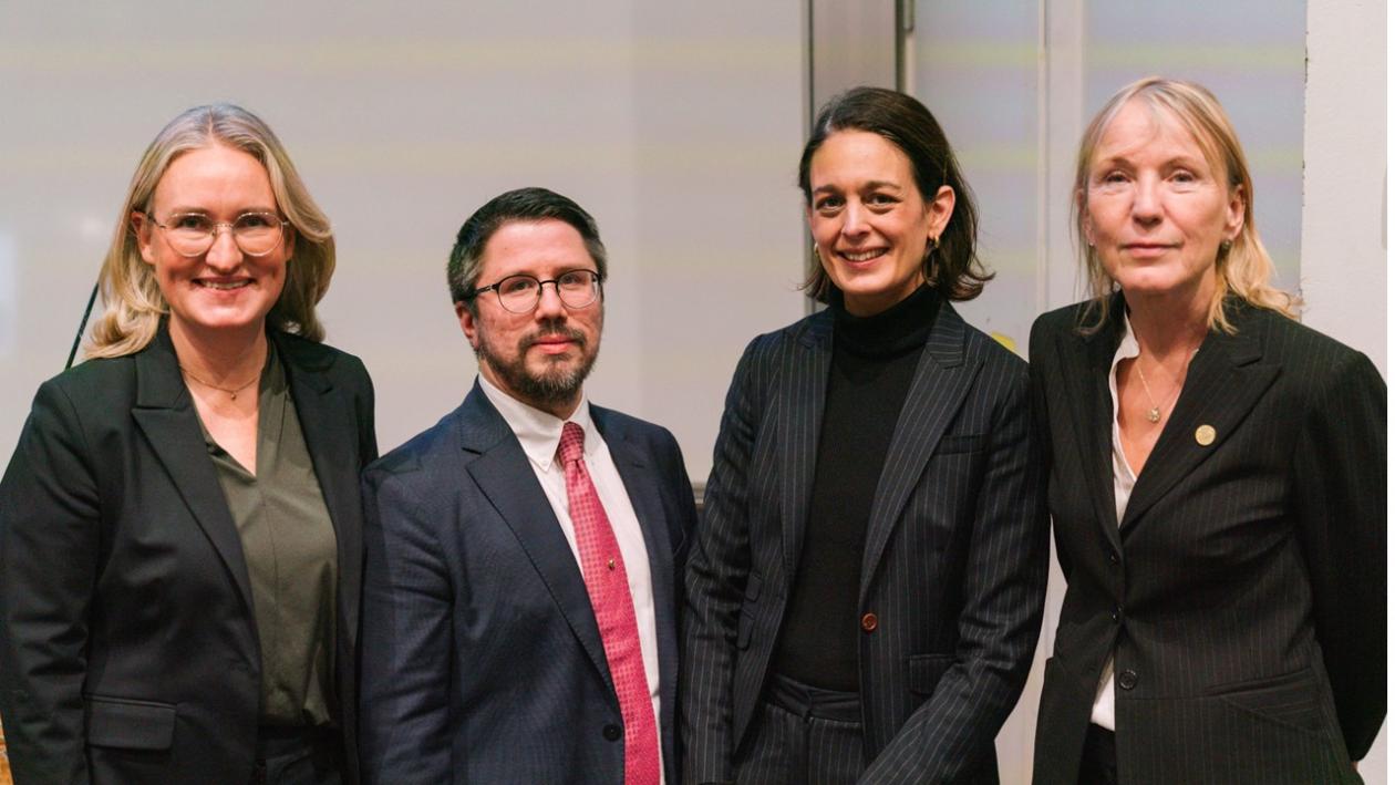 Gruppebilde med Sigrid Eskeland Schütz (dekan), Ignacio Anchustegui (senterleder), Ingrid Müftüoglu (seniorrådgiver) og Margaret Hagen (rektor) 