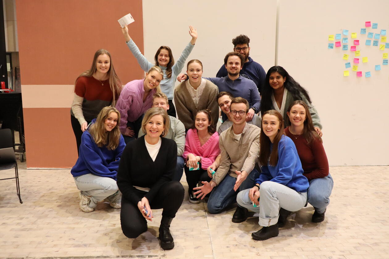 Gruppebilder med studenter og bærekraftsjefen i IKEA