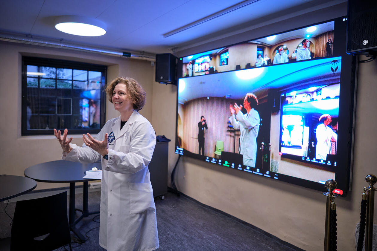 Kvinnelig forsker foran skjerm
