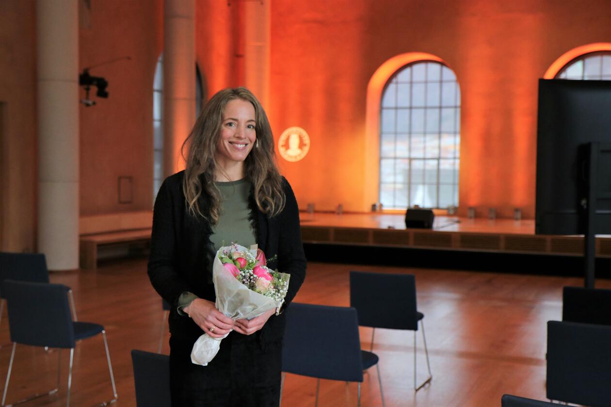 Inga Berre mottar blomster under sendingen i Universitetsaulaen.