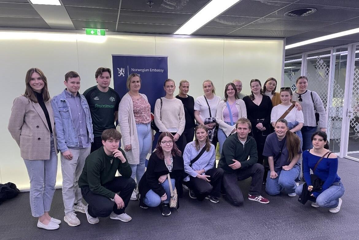 Studieturfølget på besøk ved den norske ambassaden i Athen.