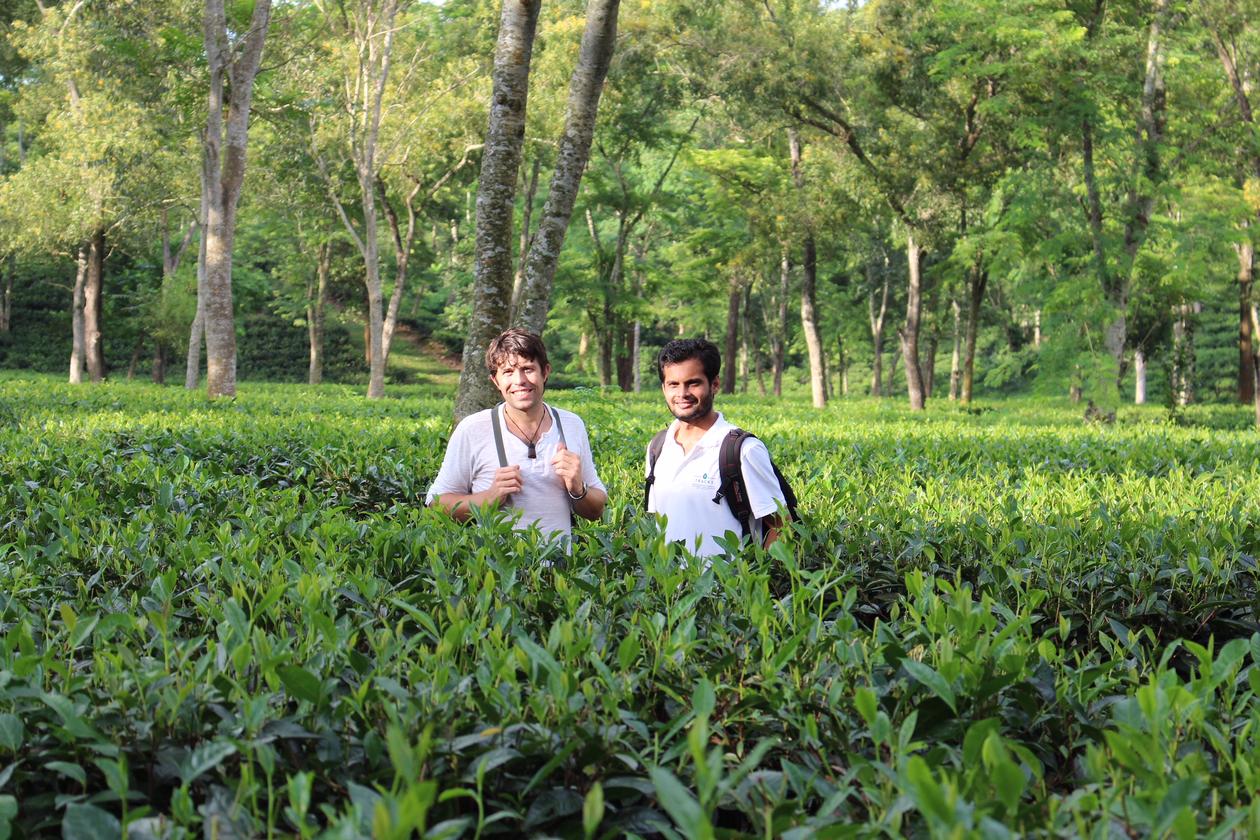 Picture  av Scott Bremer og local scientist doing fieldwork in Bangladesh