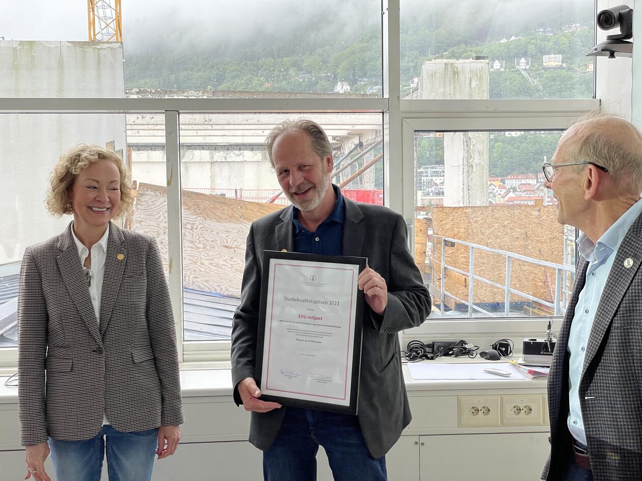 Studiekvalitetsprisen 2022 til EVO. Dekan deler ut pris 